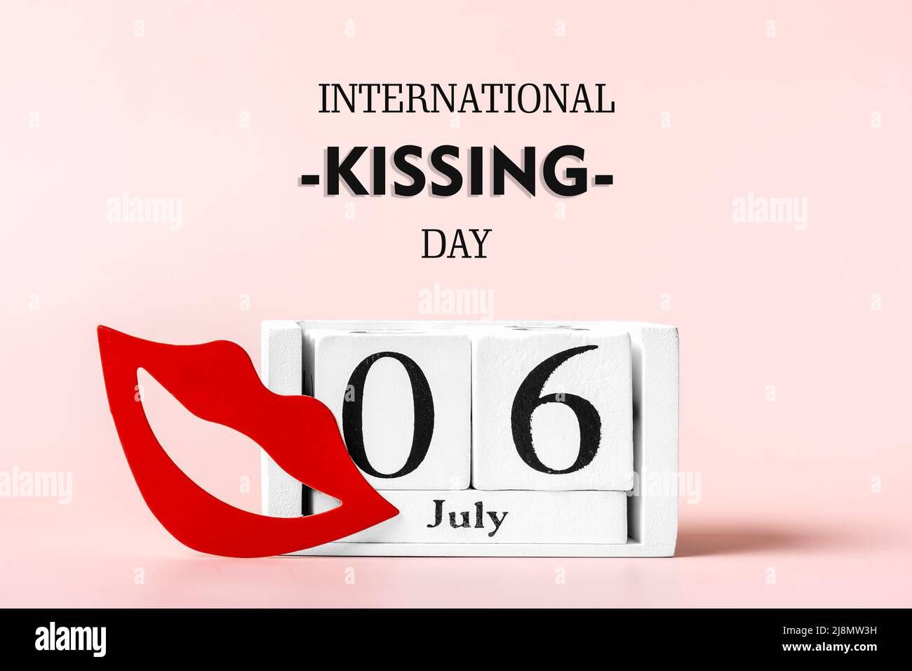 Rote Lippen, Kalender isoliert auf rosa Hintergrund 06. Juli - International Kissing Day Konzept Grußkarte. Stockfoto