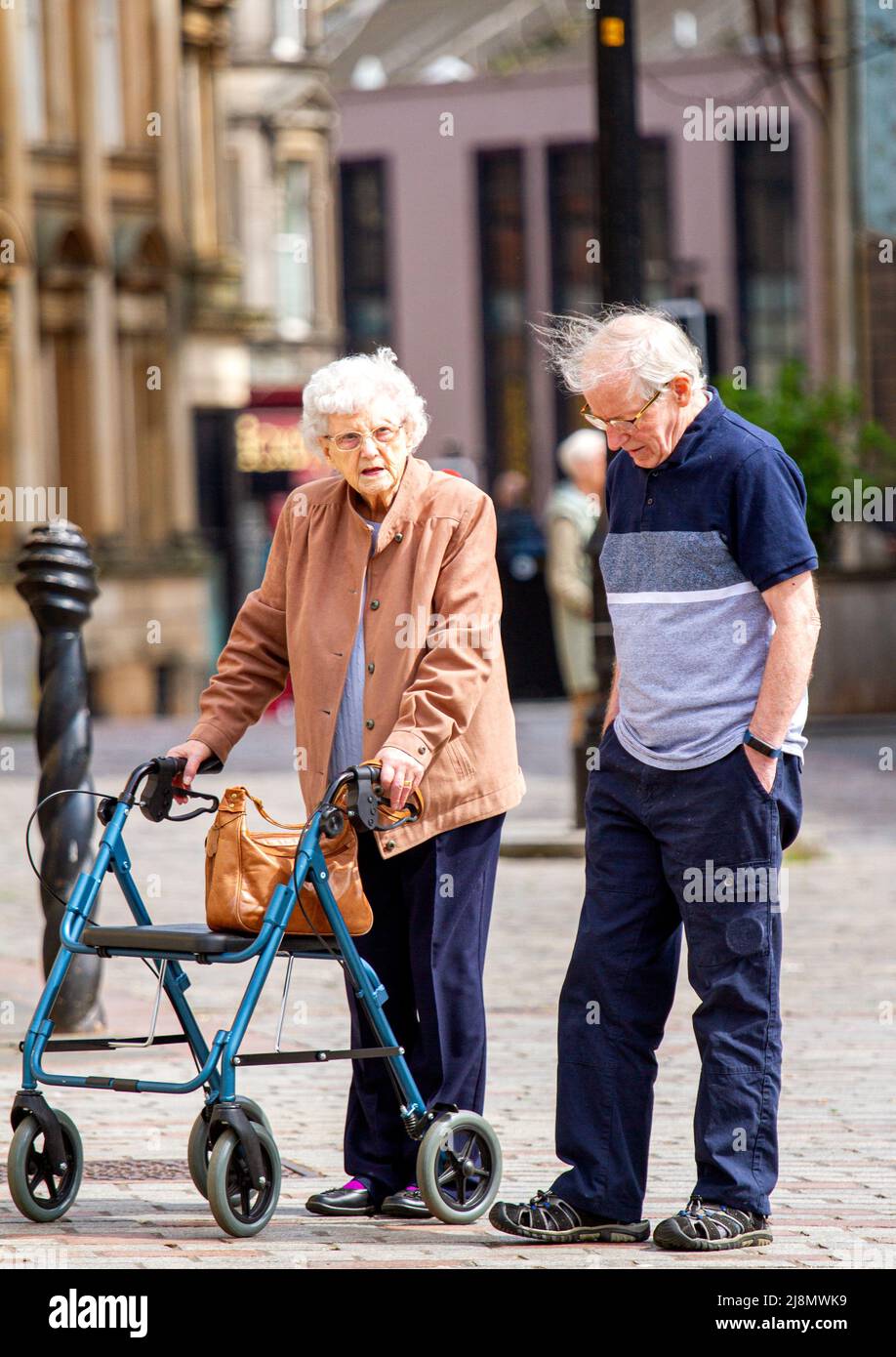 Dundee, Tayside, Schottland, Großbritannien. 17.. Mai 2022. UK Wetter: Aufgrund einer kühlen, milden südöstlichen Brise erreichten die Temperaturen in Nordostschottland 13 Grad Lokale Senioren sind im Stadtzentrum von Dundee unterwegs, haben Geselligkeit und Shopping, während sie das helle, angenehme Wetter genießen. Kredit: Dundee Photographics/Alamy Live Nachrichten Stockfoto