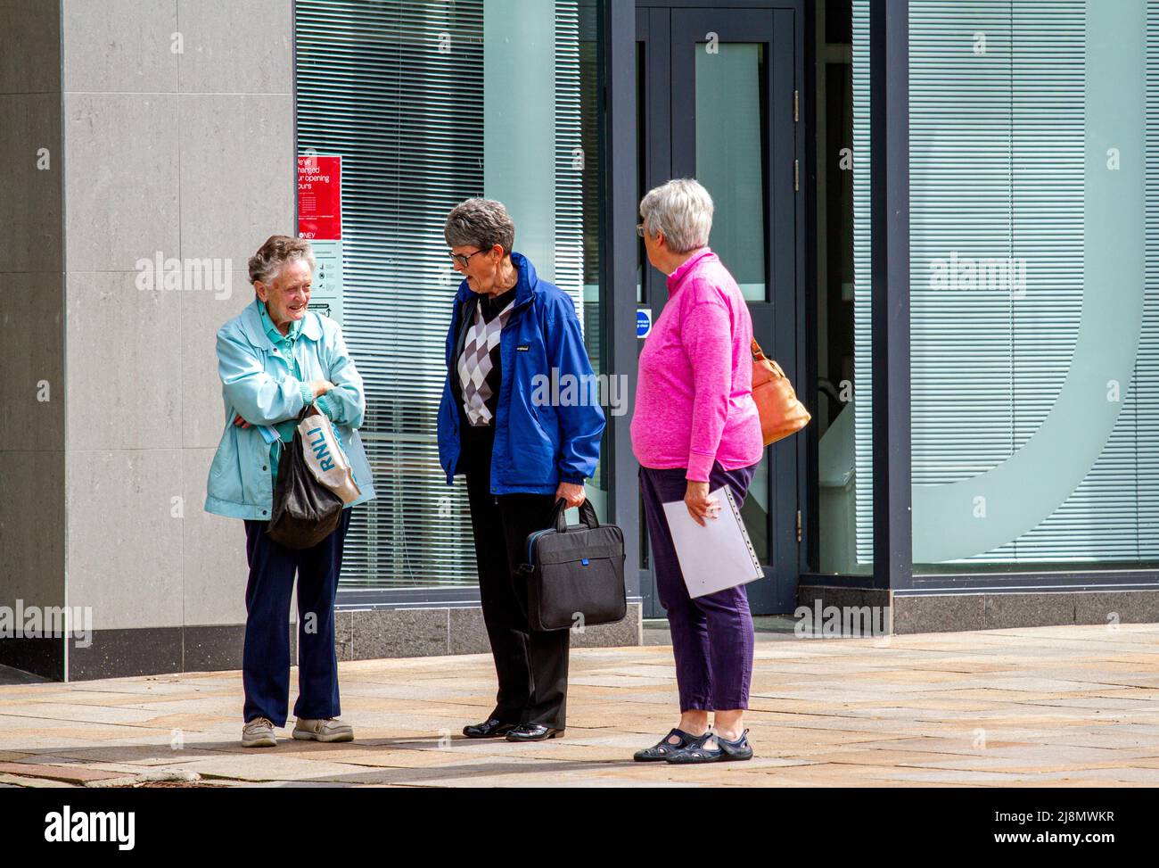 Dundee, Tayside, Schottland, Großbritannien. 17.. Mai 2022. UK Wetter: Aufgrund einer kühlen, milden südöstlichen Brise erreichten die Temperaturen in Nordostschottland 13 Grad Lokale Senioren sind im Stadtzentrum von Dundee unterwegs, haben Geselligkeit und Shopping, während sie das helle, angenehme Wetter genießen. Kredit: Dundee Photographics/Alamy Live Nachrichten Stockfoto