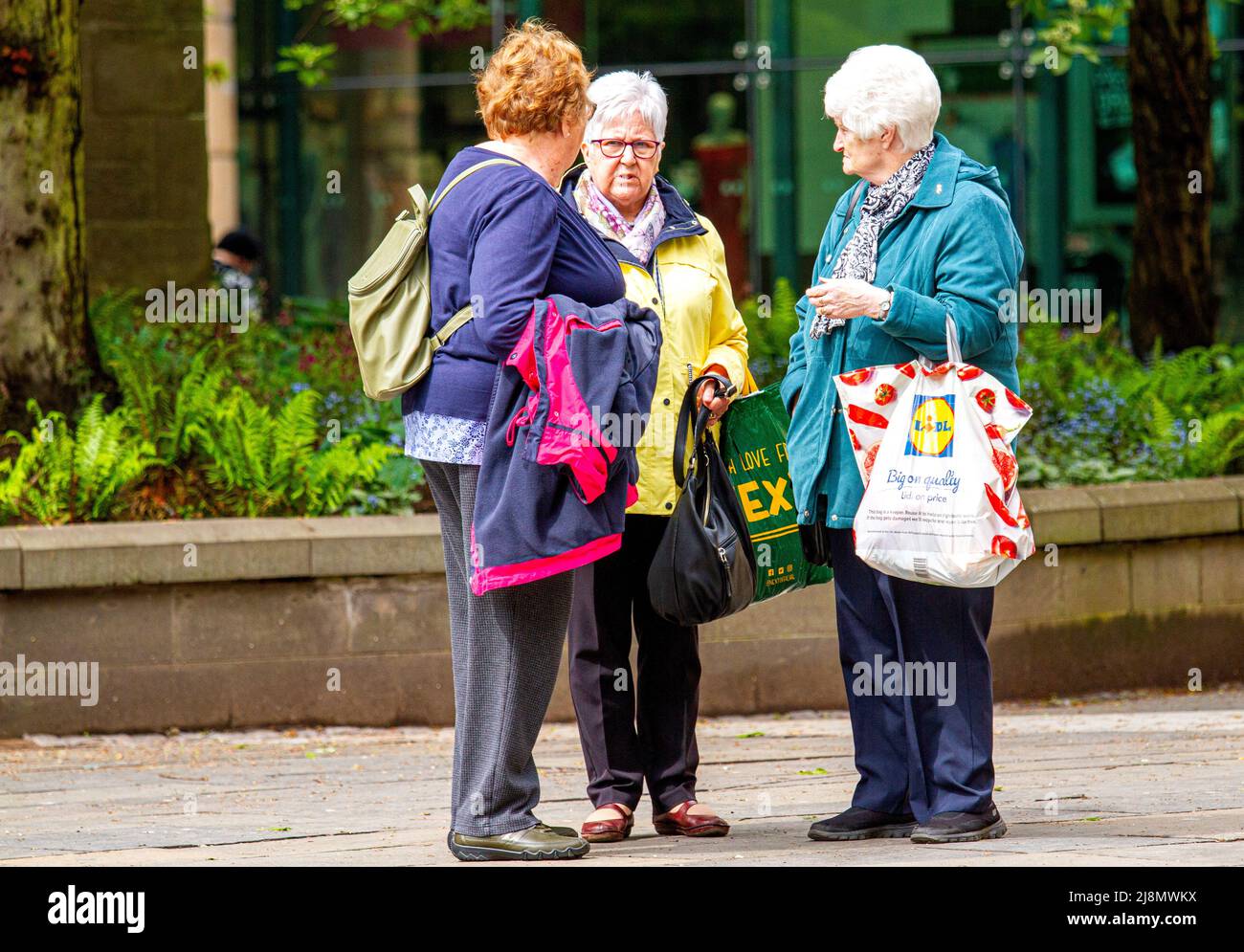 Dundee, Tayside, Schottland, Großbritannien. 17.. Mai 2022. UK Wetter: Aufgrund einer kühlen, milden südöstlichen Brise erreichten die Temperaturen in Nordostschottland 13 Grad Lokale Senioren sind im Stadtzentrum von Dundee unterwegs, haben Geselligkeit und Shopping, während sie das helle, angenehme Wetter genießen. Kredit: Dundee Photographics/Alamy Live Nachrichten Stockfoto