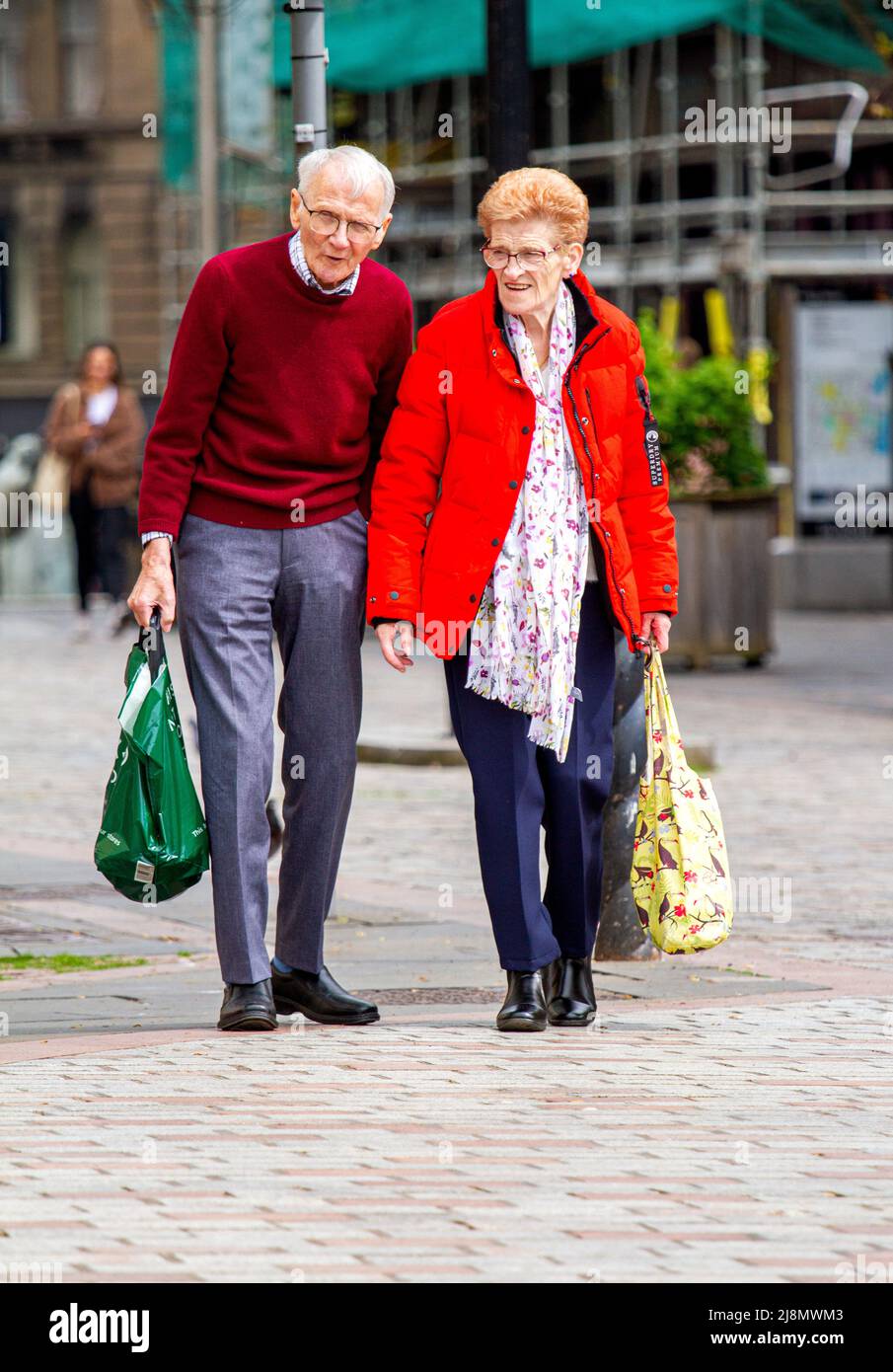 Dundee, Tayside, Schottland, Großbritannien. 17.. Mai 2022. UK Wetter: Aufgrund einer kühlen, milden südöstlichen Brise erreichten die Temperaturen in Nordostschottland 13 Grad Lokale Senioren sind im Stadtzentrum von Dundee unterwegs, haben Geselligkeit und Shopping, während sie das helle, angenehme Wetter genießen. Kredit: Dundee Photographics/Alamy Live Nachrichten Stockfoto