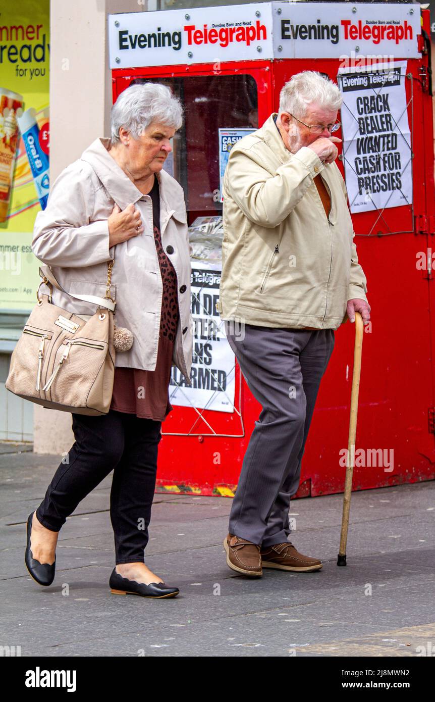 Dundee, Tayside, Schottland, Großbritannien. 17.. Mai 2022. UK Wetter: Aufgrund einer kühlen, milden südöstlichen Brise erreichten die Temperaturen in Nordostschottland 13 Grad Lokale Senioren sind im Stadtzentrum von Dundee unterwegs, haben Geselligkeit und Shopping, während sie das helle, angenehme Wetter genießen. Kredit: Dundee Photographics/Alamy Live Nachrichten Stockfoto