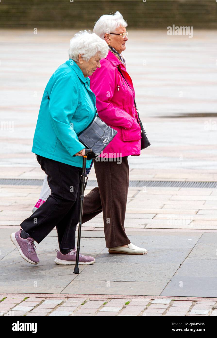 Dundee, Tayside, Schottland, Großbritannien. 17.. Mai 2022. UK Wetter: Aufgrund einer kühlen, milden südöstlichen Brise erreichten die Temperaturen in Nordostschottland 13 Grad Lokale Senioren sind im Stadtzentrum von Dundee unterwegs, haben Geselligkeit und Shopping, während sie das helle, angenehme Wetter genießen. Kredit: Dundee Photographics/Alamy Live Nachrichten Stockfoto