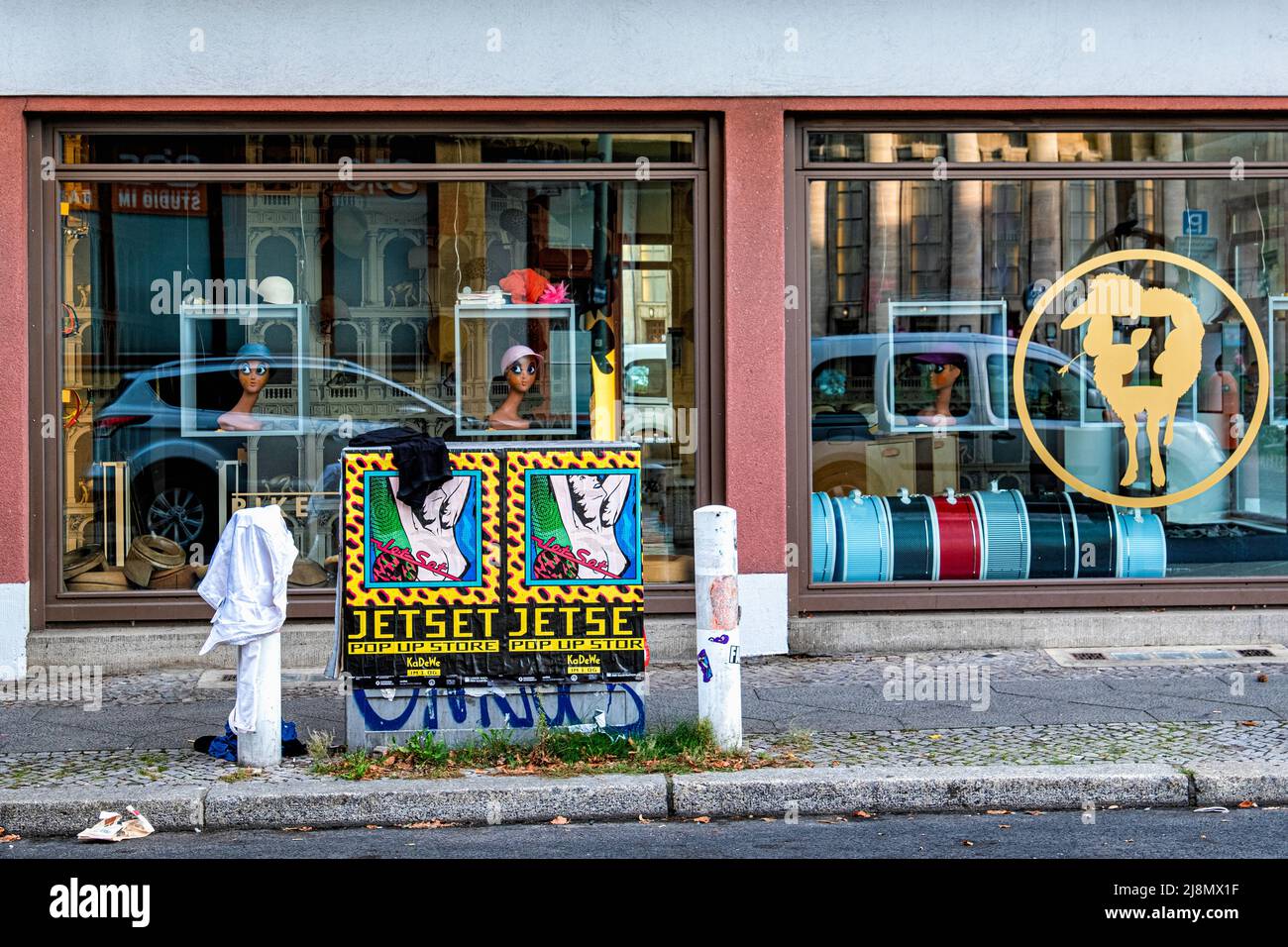 Jet Set Pop-up-Poster auf der Utility Box vor dem Schaufenster in Mitte, Berlin, Deutschland Stockfoto