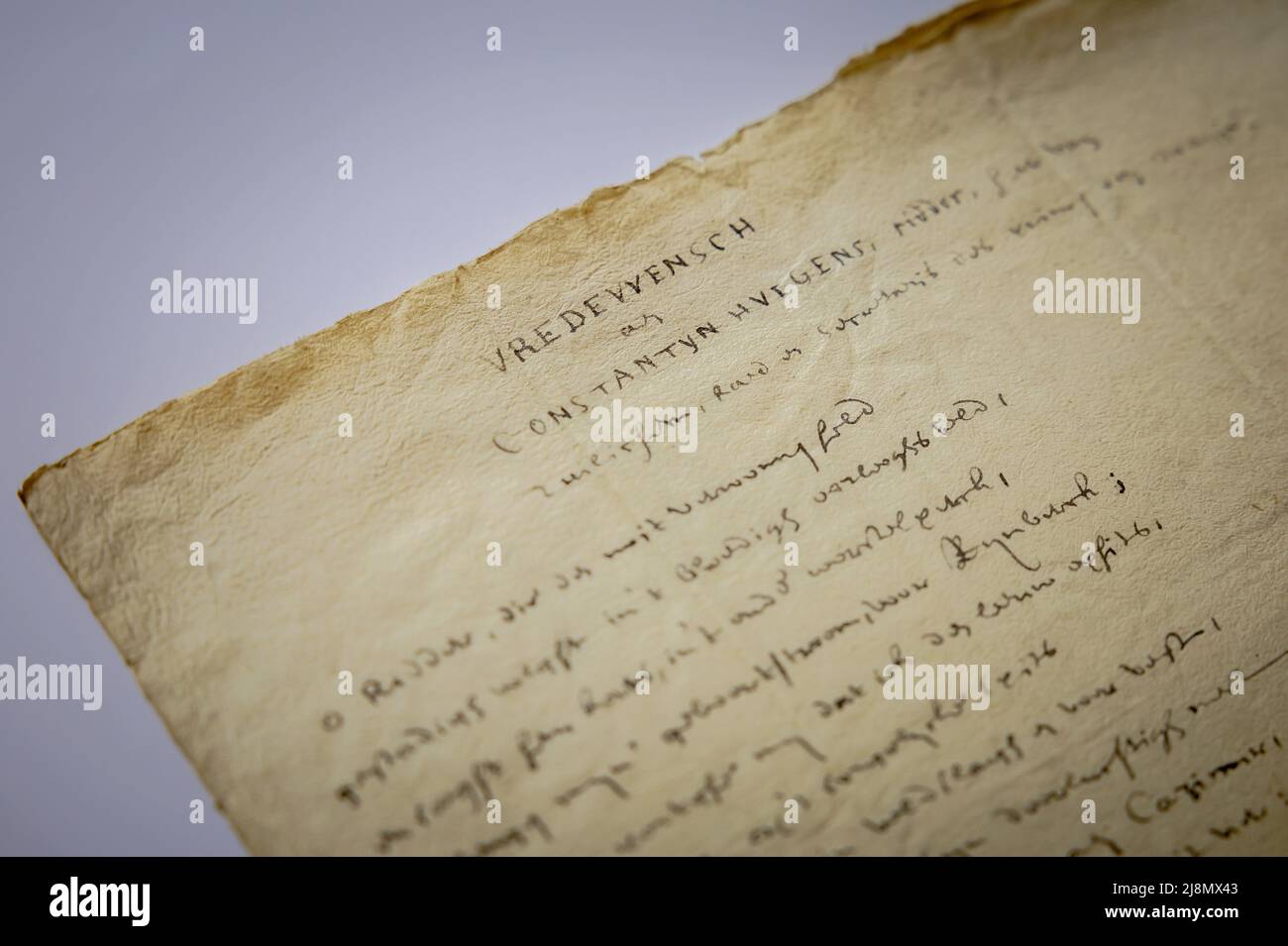 2022-05-17 14:05:14 HAARLEM - Ein handgeschriebenes Gedicht vom berühmten Dichter Joost van den Vondel. Das Gedicht Vredeswensch, das Vondel 1633 an Constantijn Huygens schickte, steht unter dem Hammer und wird voraussichtlich etwa 20.000 bis 30.000 Euro erwirtschaften. ANP ROBIN VAN LONKHUIJSEN niederlande Out - belgien Out Stockfoto