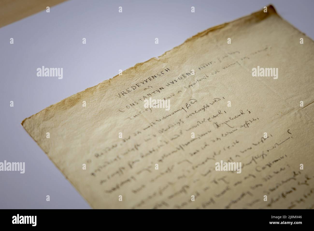 2022-05-17 14:05:25 HAARLEM - Ein handgeschriebenes Gedicht vom berühmten Dichter Joost van den Vondel. Das Gedicht Vredeswensch, das Vondel 1633 an Constantijn Huygens schickte, steht unter dem Hammer und wird voraussichtlich etwa 20.000 bis 30.000 Euro erwirtschaften. ANP ROBIN VAN LONKHUIJSEN niederlande Out - belgien Out Stockfoto