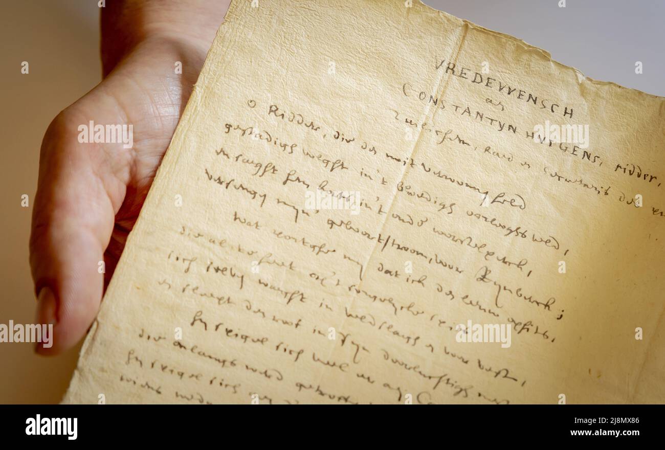 2022-05-17 14:07:11 HAARLEM - Ein handgeschriebenes Gedicht vom berühmten Dichter Joost van den Vondel. Das Gedicht Vredeswensch, das Vondel 1633 an Constantijn Huygens schickte, steht unter dem Hammer und wird voraussichtlich etwa 20.000 bis 30.000 Euro erwirtschaften. ANP ROBIN VAN LONKHUIJSEN niederlande Out - belgien Out Stockfoto