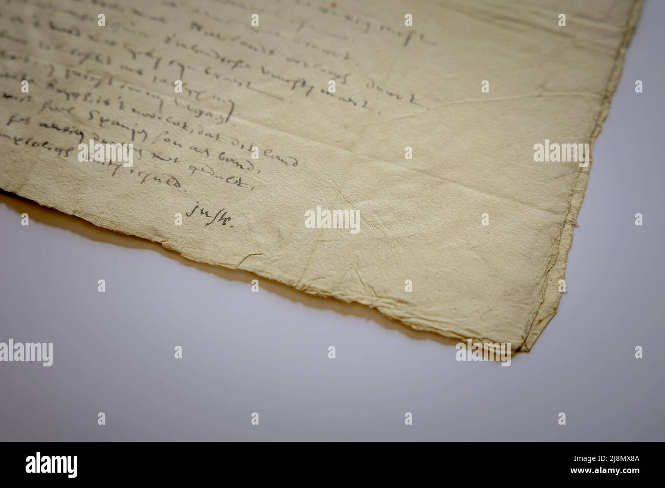 2022-05-17 14:05:39 HAARLEM - Ein handgeschriebenes Gedicht vom berühmten Dichter Joost van den Vondel. Das Gedicht Vredeswensch, das Vondel 1633 an Constantijn Huygens schickte, steht unter dem Hammer und wird voraussichtlich etwa 20.000 bis 30.000 Euro erwirtschaften. ANP ROBIN VAN LONKHUIJSEN niederlande Out - belgien Out Stockfoto