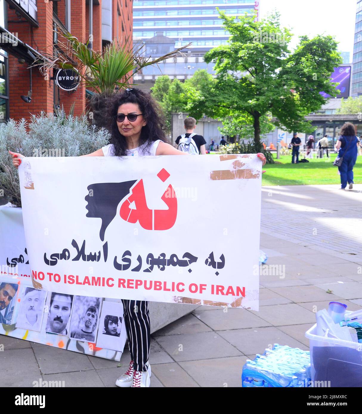 Manchester, Großbritannien, 17.. Mai 2022. In Piccadilly Gardens, im Zentrum von Manchester, England, Großbritannien und den Britischen Inseln fand ein kleiner Protest gegen die Unterdrückung durch die Regierung im Iran statt, einschließlich der Schließung des Internets in Teilen des Iran, da dort weiterhin Lebensmittelproteste stattfinden. Die Demonstranten behaupten, dass das iranische Regime im Jahr 2019 viele Hunderte von Iranern massakriert hat, die gegen den Anstieg des Benzinpreises protestierten. Berichte von Amnesty International und der BBC würden diese Behauptung unterstützen. Quelle: Terry Waller/Alamy Live News Stockfoto
