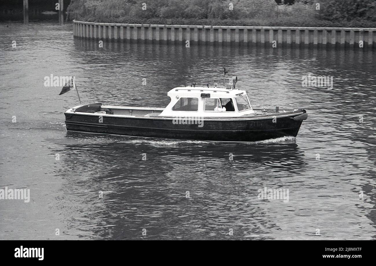 1970s, historisch, Motorstart, Boot auf dem Fluss, England, Großbritannien, möglicherweise der Start des Hafenmeisters. Stockfoto