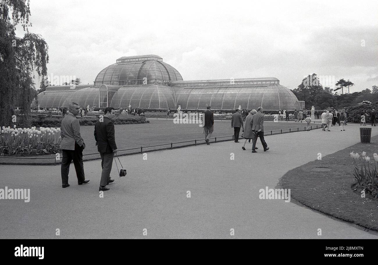 1970s, historische, Besucher von Kew Gardens in Richmond, Surrey, England, Großbritannien und dem berühmten Gewächshaus, dem größten überlebenden viktorianischen Gewächshaus der Welt. Das von Decimus Burton, einem führenden englischen Architekten des 19.. Jahrhunderts, entworfene, ebenfalls bekannte Tempered House wurde 1863 im Royal Botanic Gardens der Öffentlichkeit zugänglich gemacht. Stockfoto
