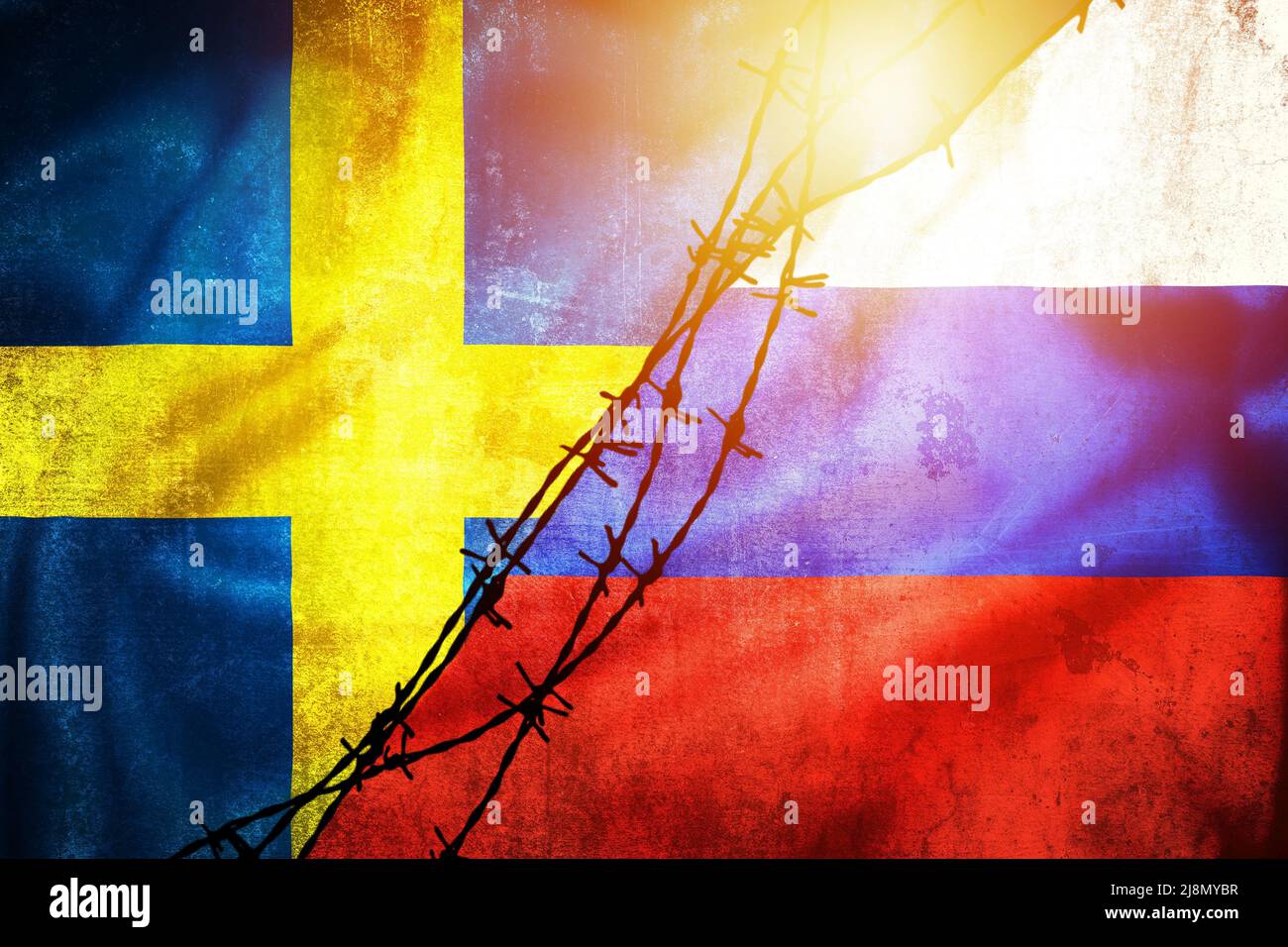 Grunge Flaggen der Russischen Föderation und Schweden durch Stacheldraht geteilt Sonne Dunst Illustration, Konzept der angespannten Beziehungen zwischen dem Westen und Russland Stockfoto