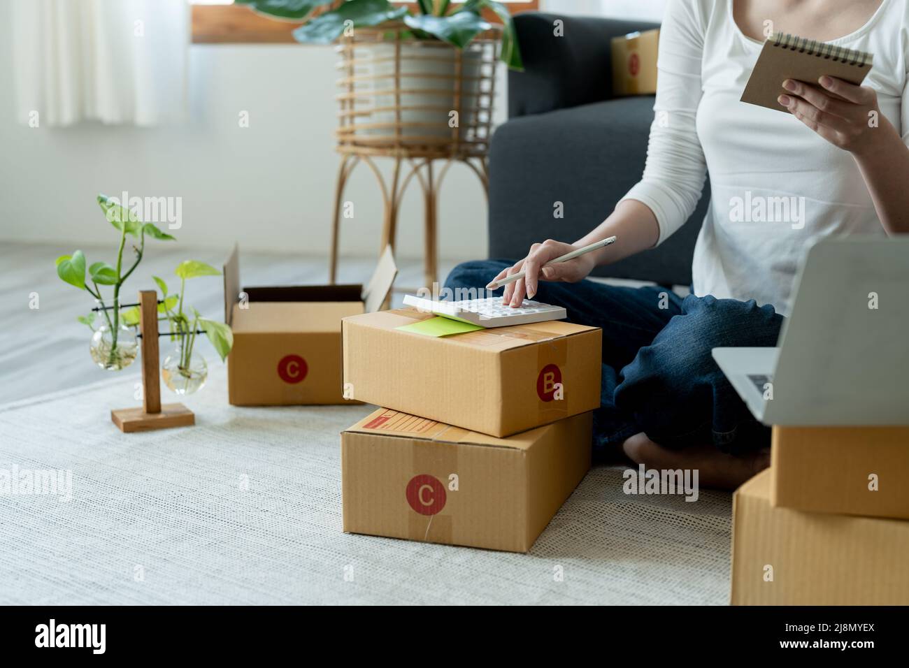 Startup KMU Kleinunternehmer der freiberuflichen asiatischen Frau mit einem Laptop mit Box fröhlichen Erfolg Online-Marketing-Verpackung Box und Lieferung Stockfoto