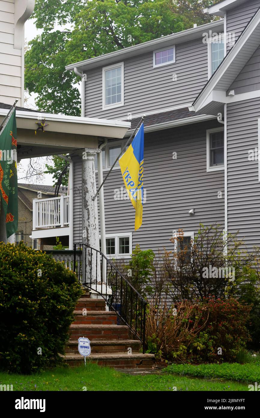 Amerika unterstützt die Ukraine. Die ukrainische Flagge ist solidarisch mit dem Kampf des ukrainischen Volkes um seine Freiheit., New Jersey, USA Stockfoto