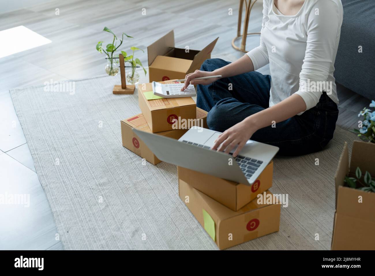 Asiatische Frau Start-up-Kleinunternehmen Eigentümer Verpackung Karton am Arbeitsplatz. Freiberufliche Verkäuferin bereiten Paket-Box des Produkts für zu liefern Stockfoto
