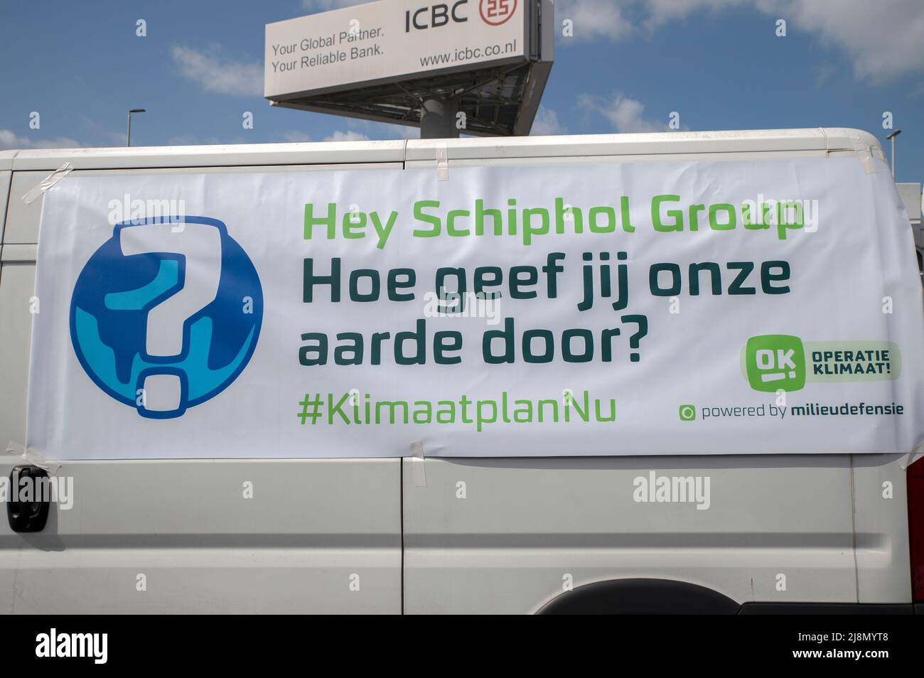 Flagge auf Einem Auto bei Demonstration Rebellion Extinction am Flughafen Schiphol Niederlande 14-5-2022 Stockfoto