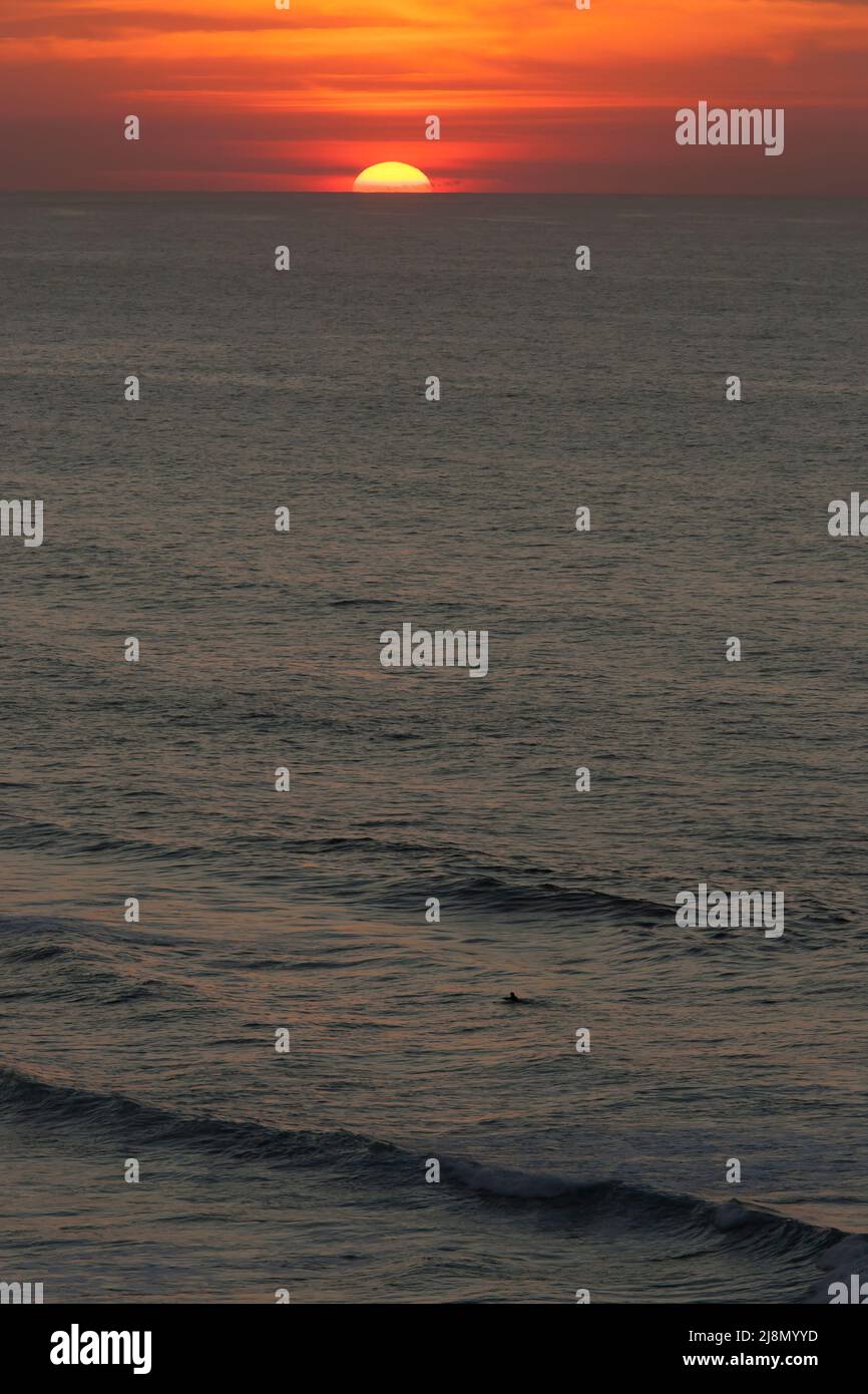 Wintersonnengang mit Blick über den Atlantik von der westlichen Algarve, Portugal. Surfer in den Wellen unten. November. Stockfoto