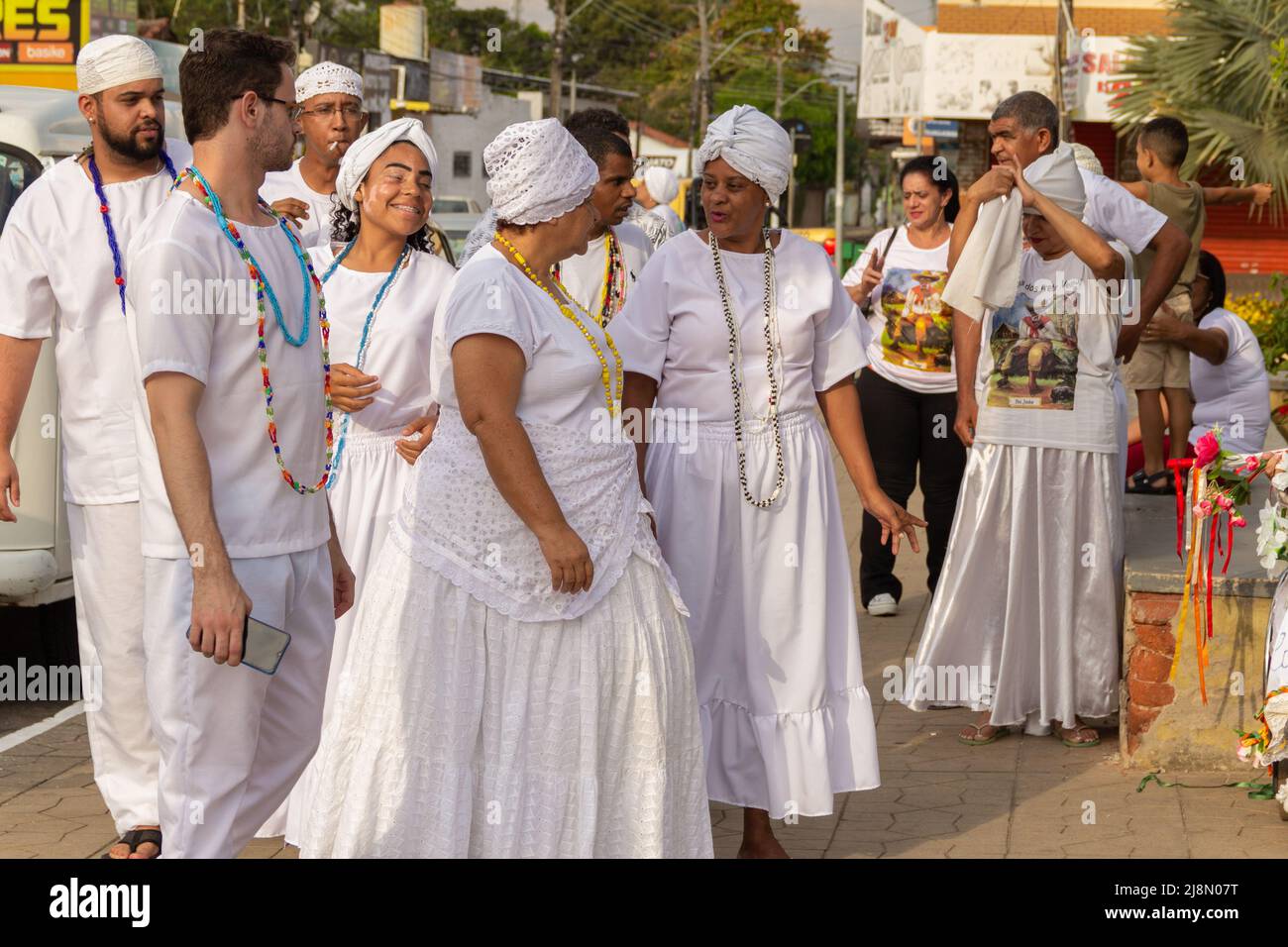 Aparecida de Goiania, Goiás, Brasilien – 15. Mai 2022: Einige Menschen singen, tanzen und spielen Schlaginstrumente. Prozession der Alten Schwarzen. Stockfoto