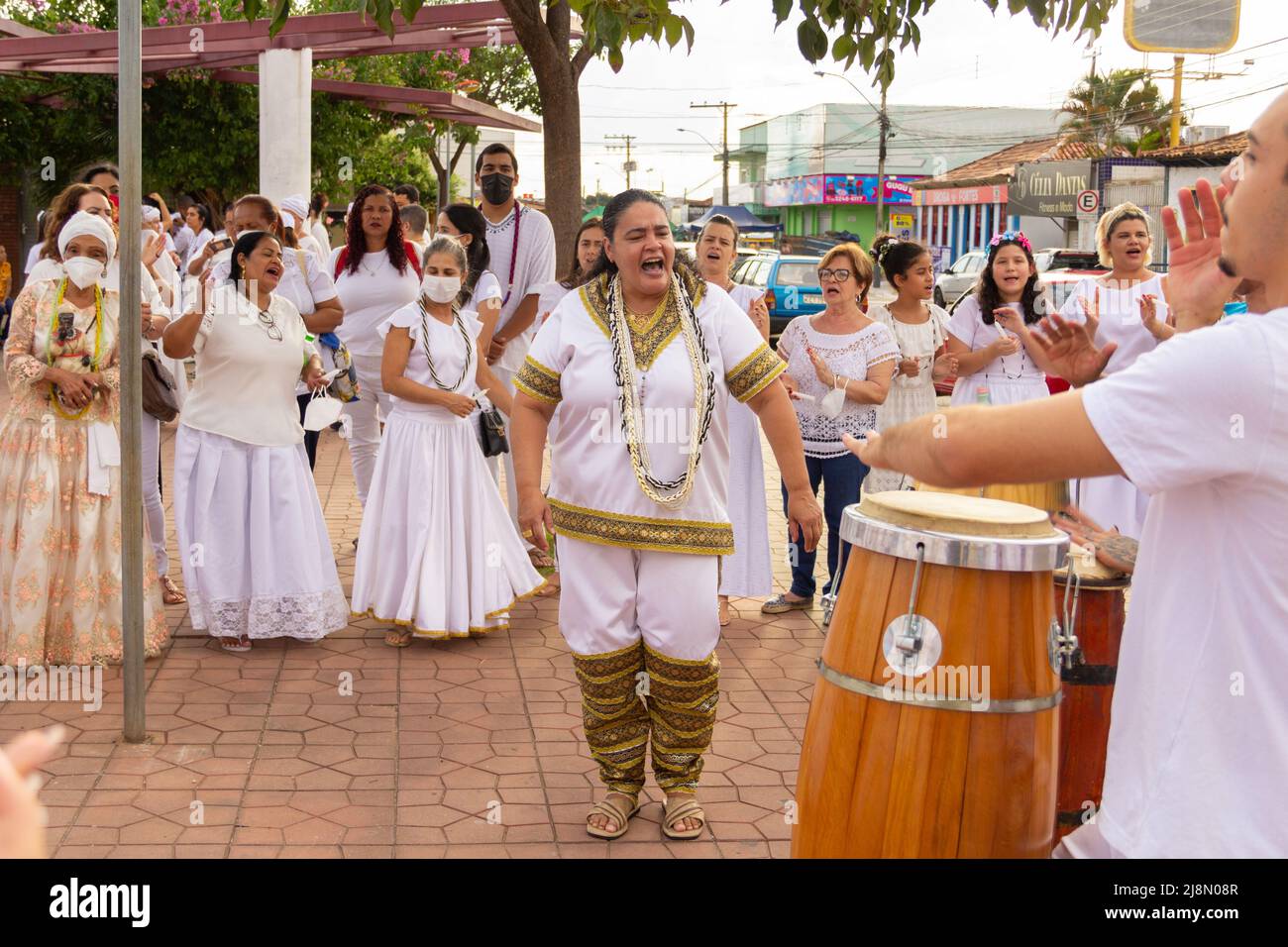 Aparecida de Goiania, Goiás, Brasilien – 15. Mai 2022: Einige Menschen singen, tanzen und spielen Schlaginstrumente. Prozession der Alten Schwarzen. Stockfoto