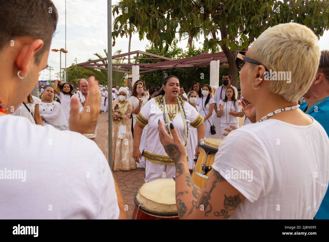 Aparecida de Goiania, Goiás, Brasilien – 15. Mai 2022: Einige Menschen singen, tanzen und spielen Schlaginstrumente. Prozession der Alten Schwarzen. Stockfoto