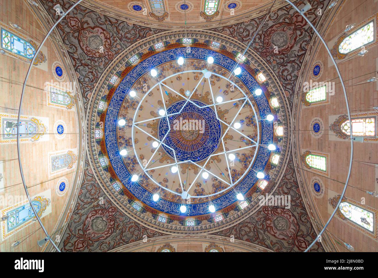 Kuppel der Bayezid II Moschee in Edirne. Osmanische Architektur Hintergrund. Edirne Türkei - 10.25.2021 Stockfoto