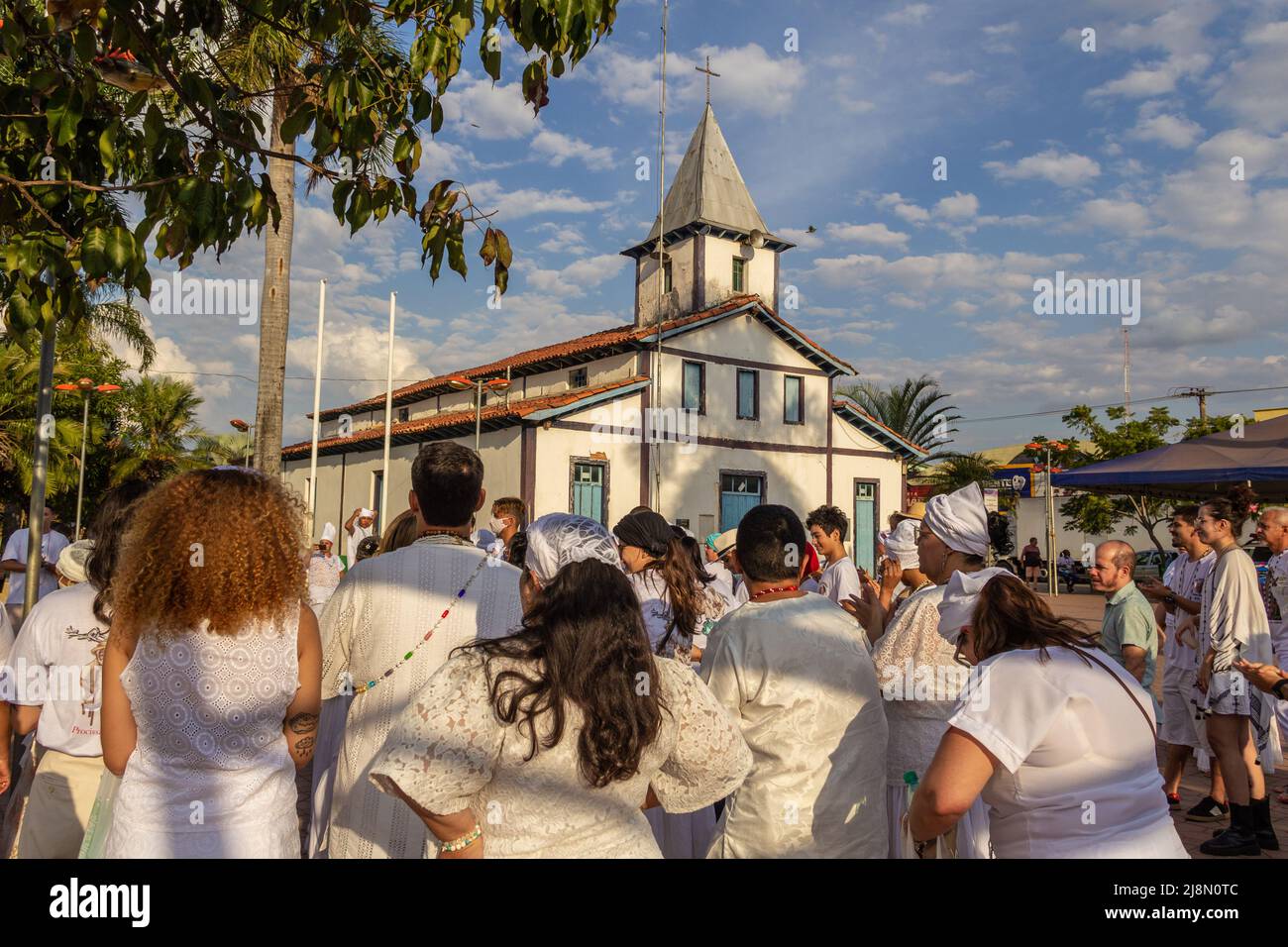 Aparecida de Goiânia, Goiás, Brasilien – 15. Mai 2022: Einige Leute versammelten sich vor der Kirche zur Prozession der Alten Schwarzen. Stockfoto