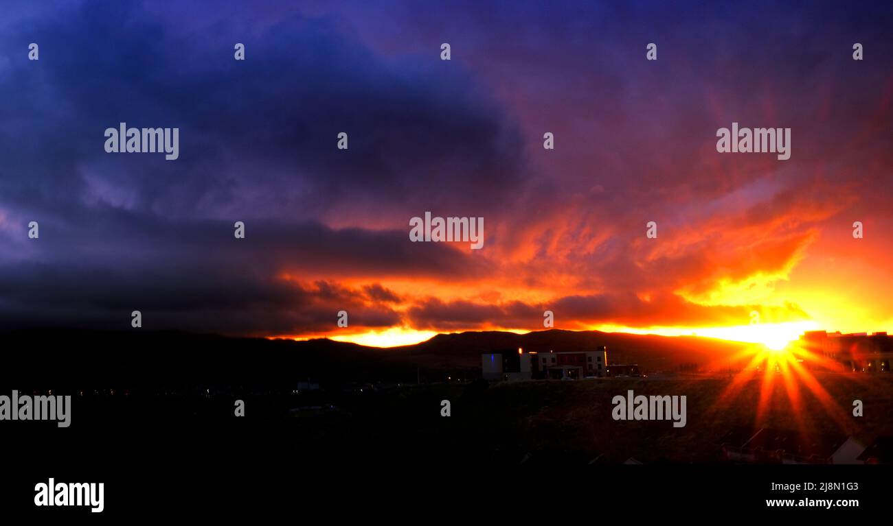 Sonnenuntergang oder Sonnenaufgang auf dem Gebäude im Stadtbild Stockfoto