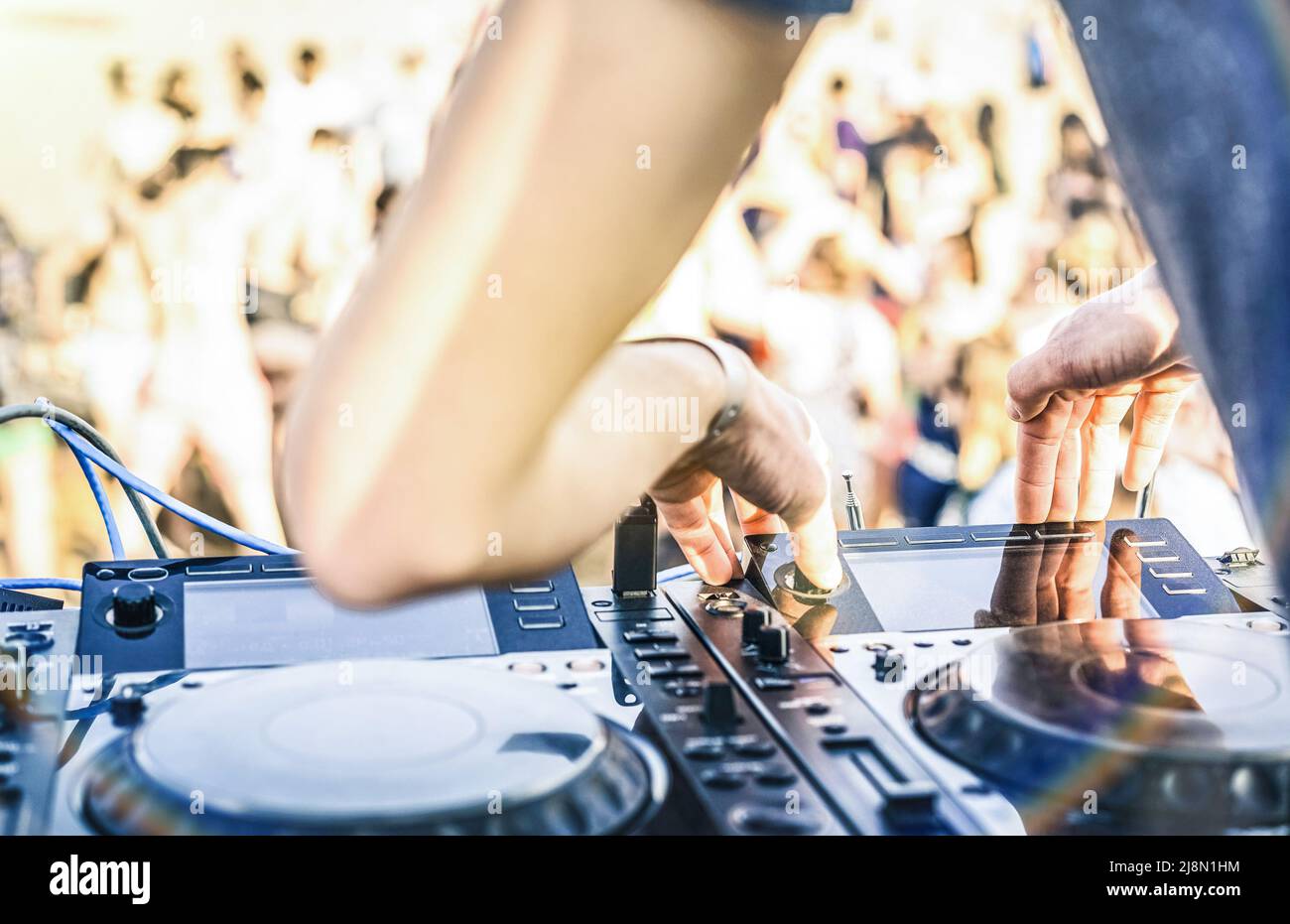 Nahaufnahme von dj spielt Elektro-Sound auf modernen cd-usb-Player bei Sommer Beach Party - Musikfestival und Entertainment-Konzept - unfokussierten Hintergrund Stockfoto
