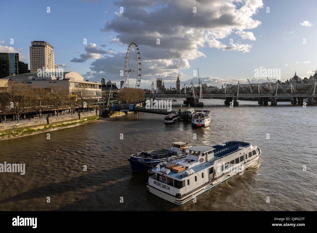 Abends konnten sich in der Ferne über die Themse, London, England, Großbritannien Formationen bilden Stockfoto