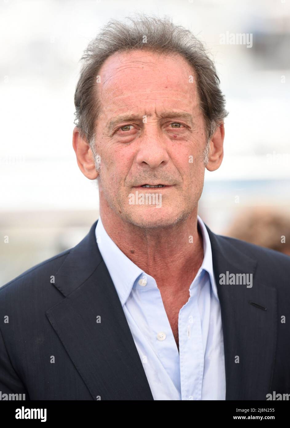 Cannes, Frankreich. 17.. Mai 2022. 17..Mai 2022. Cannes, Frankreich. Vincent Lindon nimmt an der offiziellen Fotoschau der Jury Teil, die an den Filmfestspielen von Cannes 75., Palais de Festival, Cannes, teilnahm. Quelle: Doug Peters/Alamy Live News Stockfoto