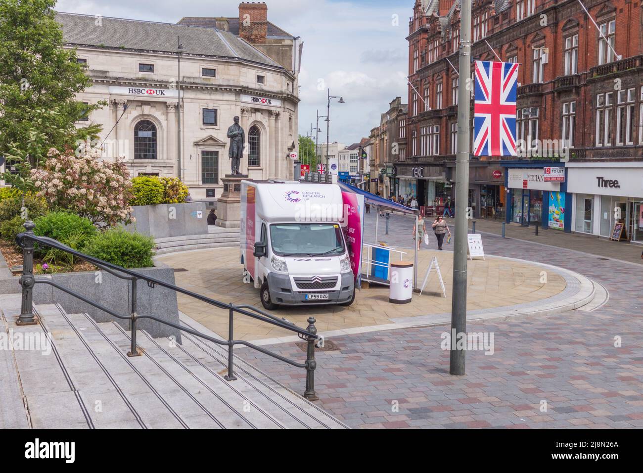 Cancer Awareness Roadshow-Fahrzeug im Stadtzentrum von Darlington, England, Großbritannien Stockfoto
