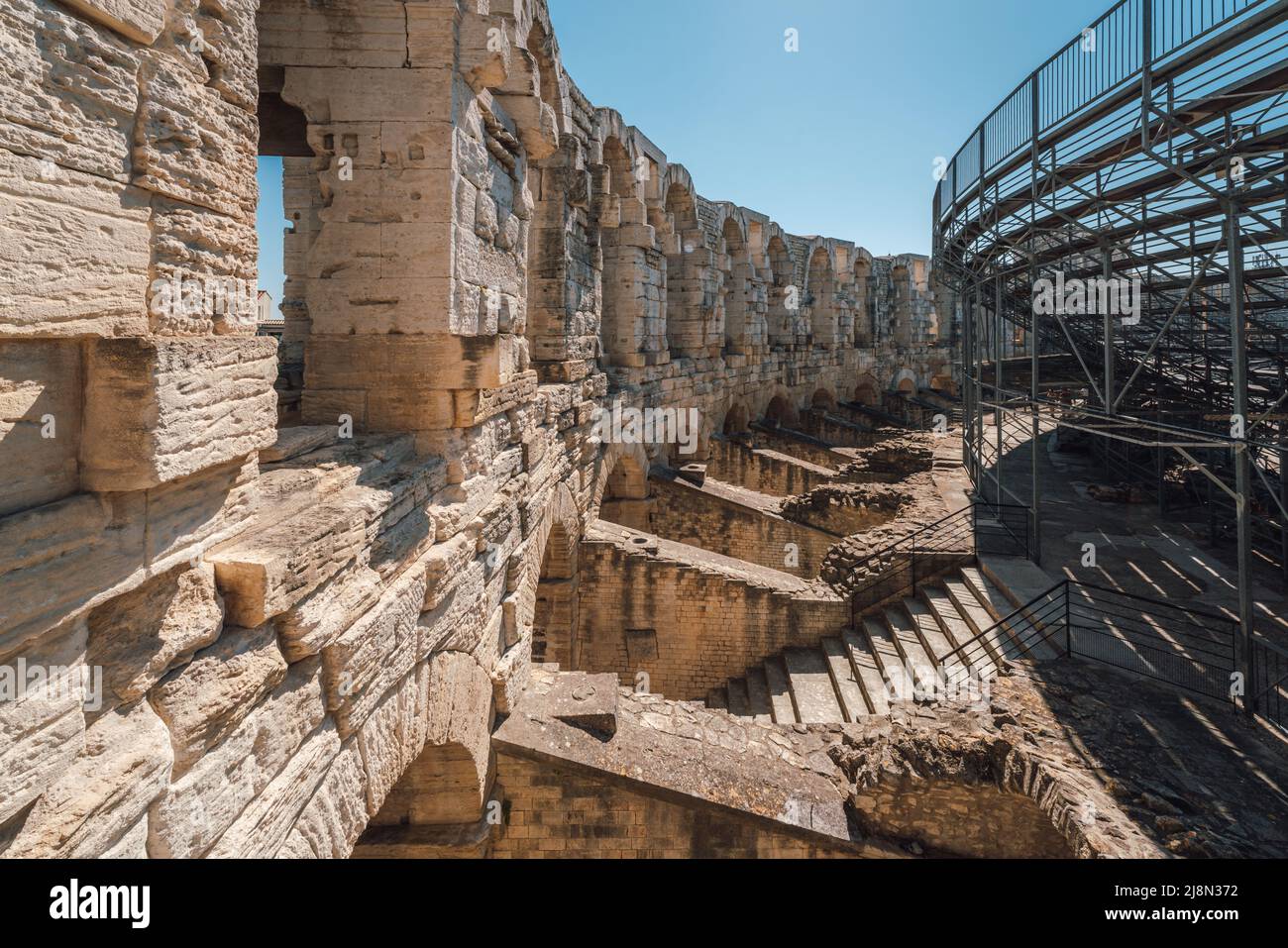 Das römische Amphitheater von (Arènes d'Arles), Arles, Bouches-du-Rhône, Provence, Frankreich. Die römischen und romanischen Denkmäler von Arles sind UNESCO Stockfoto