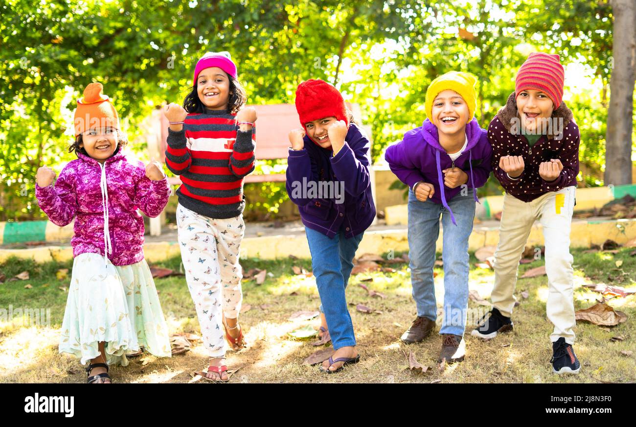 Fröhliche Teenager Mädchen Kinder in Wärme Winter tragen Schreien durch Blick auf die Kamera - Konzept der Kindheit Glück, positive Emotionen und im Freien Stockfoto