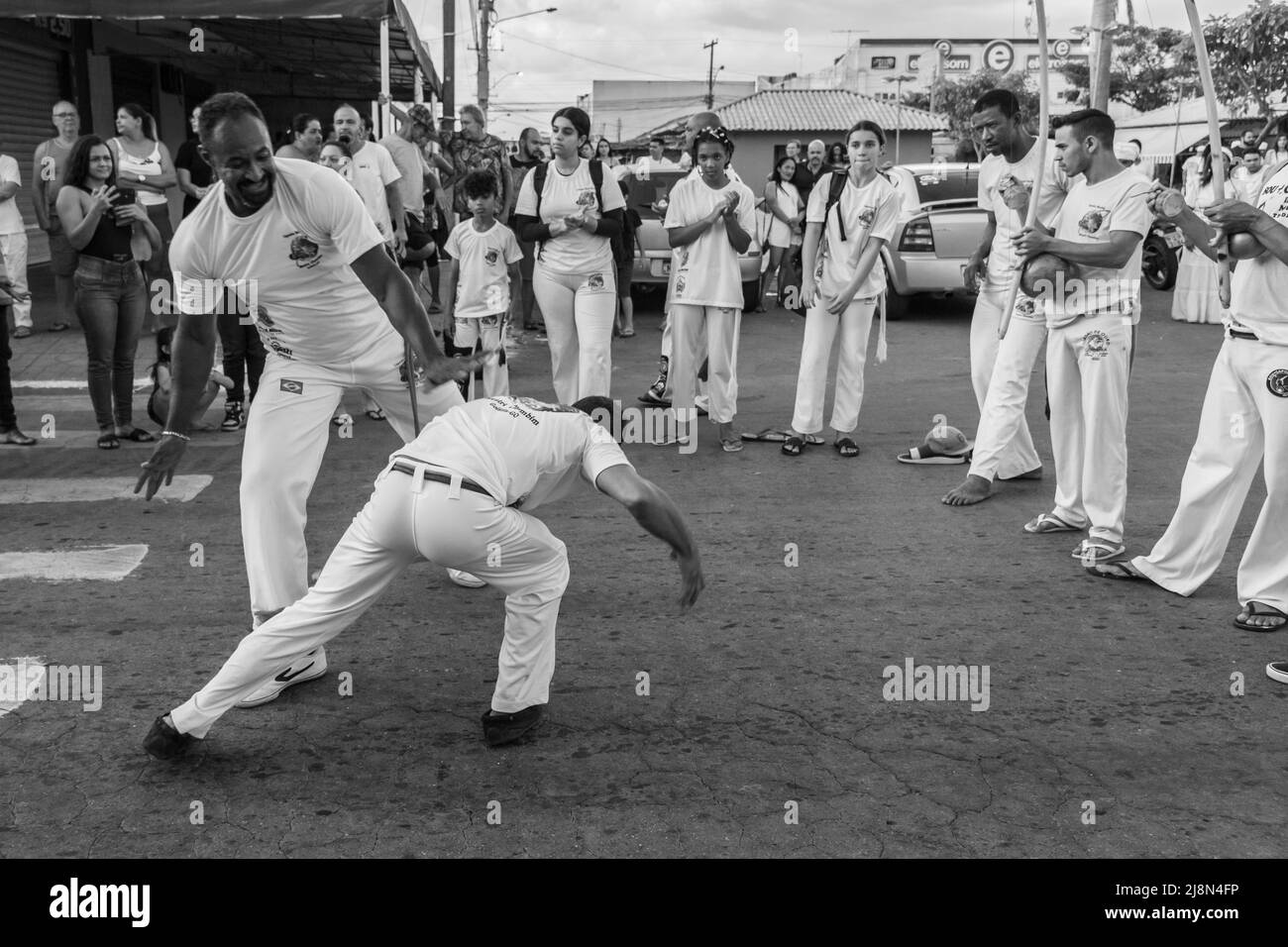 Aparecida de Goiania, Goiás, Brasilien – 15. Mai 2022: Eine Gruppe von Menschen demonstriert den Capoeira-Kampf in der Prozession von Pretos Velhos. Stockfoto