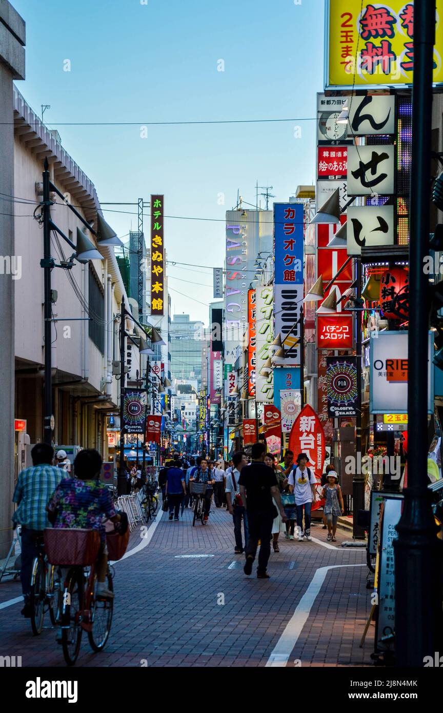 Ein Foto einer zufälligen Straße in Tokio, die voller Einheimischer ist, die von der Arbeit pendeln oder einkaufen gehen. Stockfoto