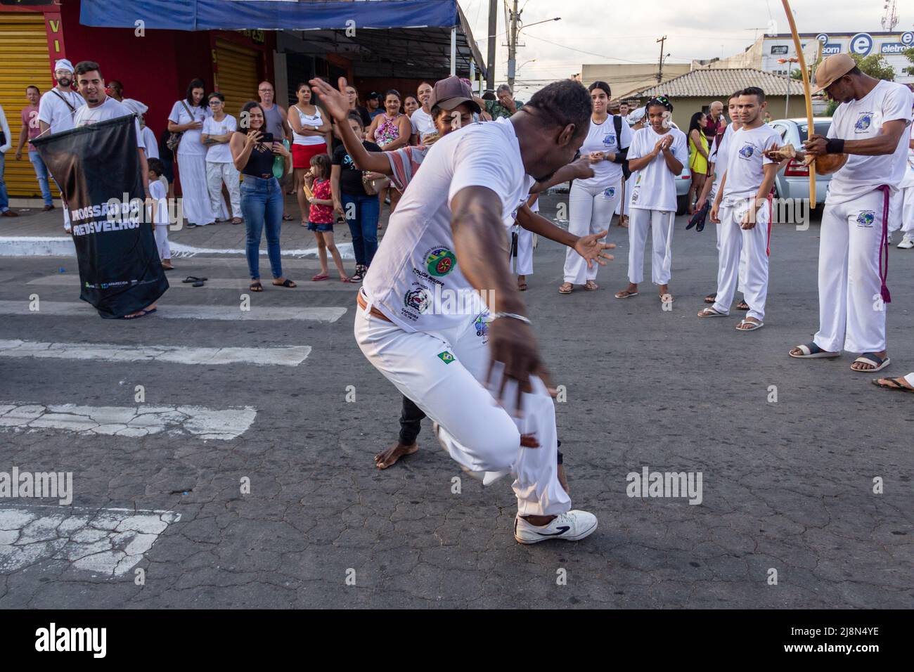 Aparecida de Goiania, Goiás, Brasilien – 15. Mai 2022: Eine Gruppe von Menschen demonstriert den Capoeira-Kampf in der Prozession von Pretos Velhos. Stockfoto