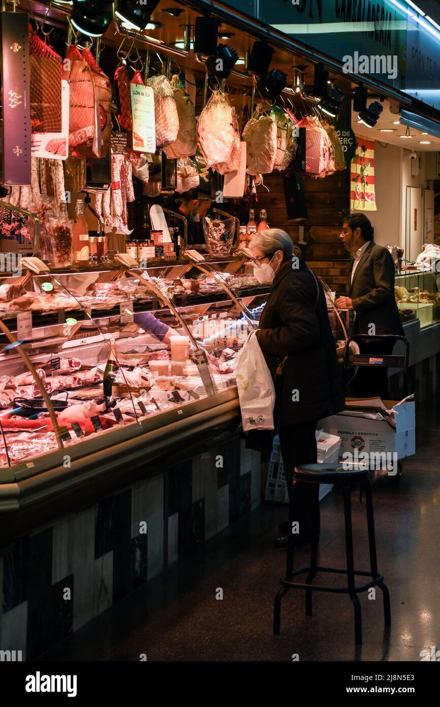 Mann, der fleisch am markt kauft Fotos und Bildmaterial in hoher Auflösung Alamy