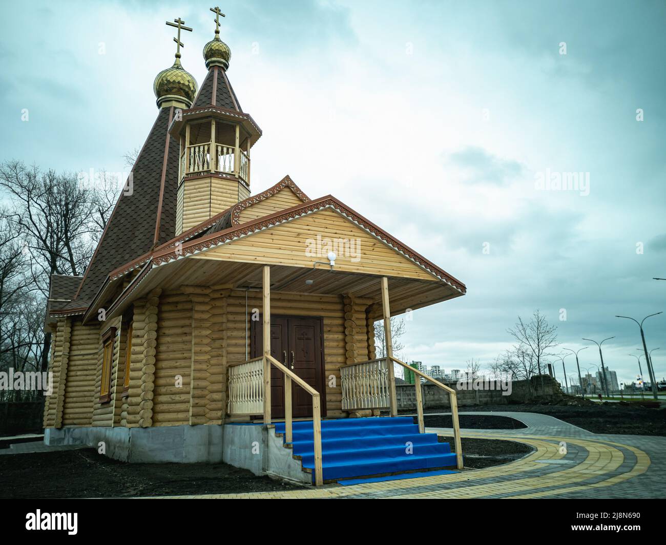 Minsk, Weißrussland - 2022. Mai: Hölzerne orthodoxe Kirche zu Ehren der Ikone der Gottesmutter der drei Hände. Stockfoto
