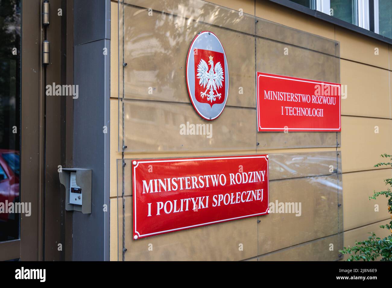 Schild für ein Regierungsgebäude des Ministerium für wirtschaftliche Entwicklung und Technologie und des Ministerium für Familie und Sozialpolitik in Warschau, Polen Stockfoto