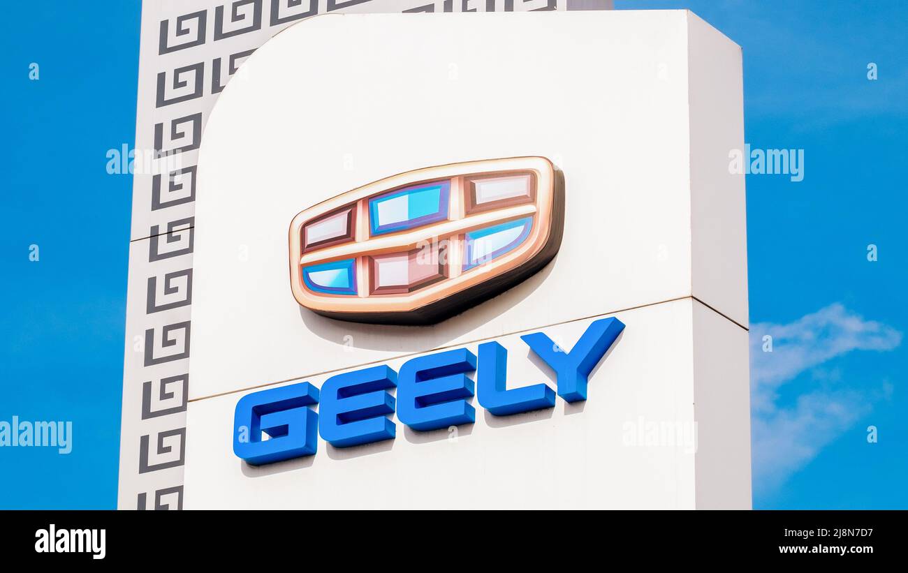 Minsk, Weißrussland - 31. März 2022: Geely. Ein Schild mit dem Geely-Logo auf dem Händlergebäude. Stockfoto