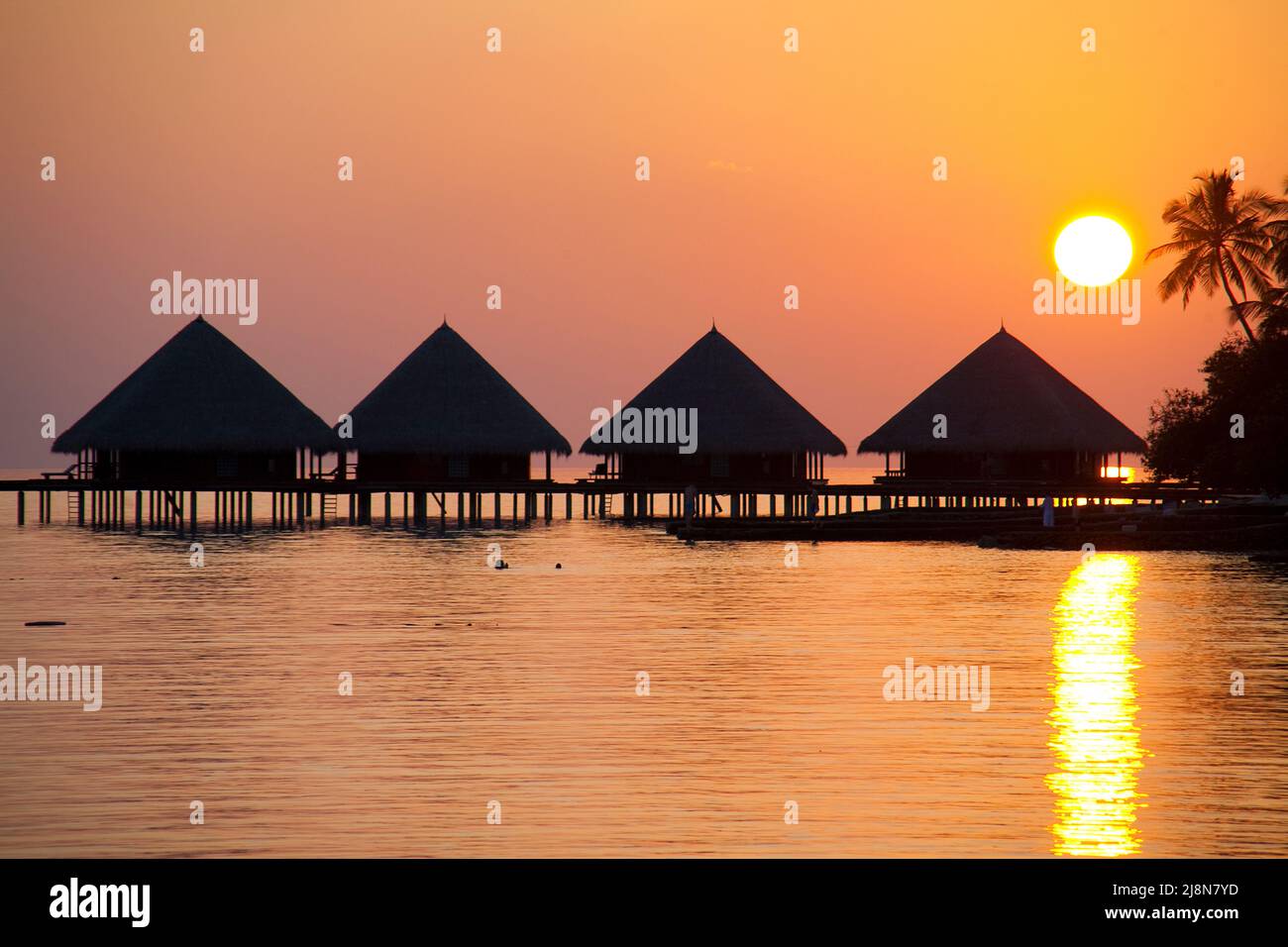 Sonnenuntergang hinter den Überwasser-Bungalows, Rannalhi, Süd-Male-Atoll der Malediven, Indischer Ozean, Asien Stockfoto