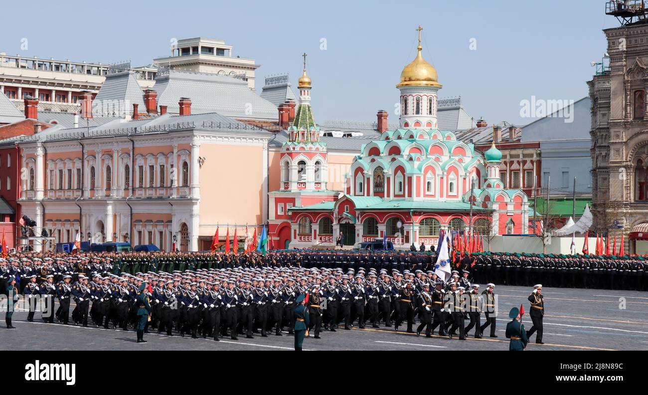 Moskau, Russland, 2022. Mai: Kadetten der Marinemilitärschule, benannt nach Nakhimova und dem Kommandanten, marschieren in Formation über den Roten Platz. Die Haupt r Stockfoto