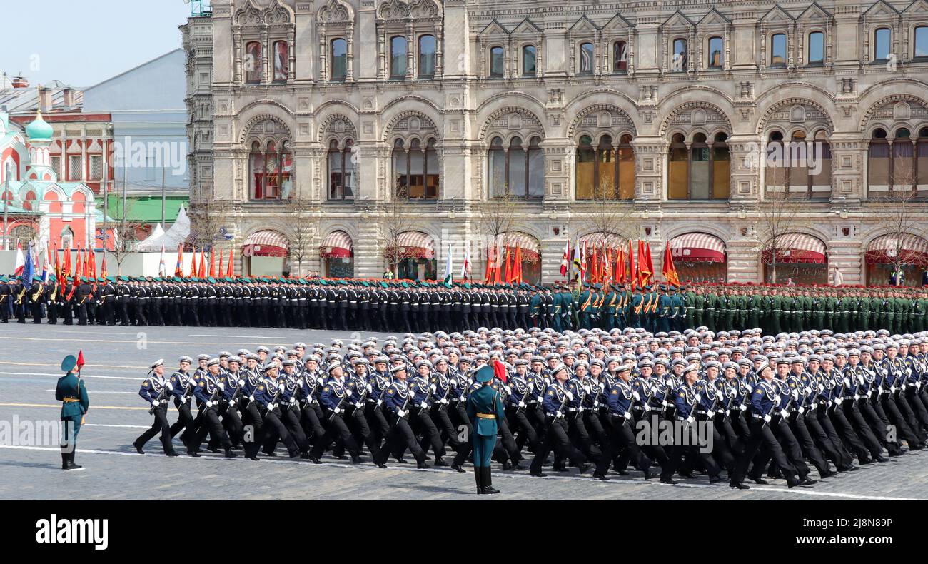 Moskau, Russland, 2022. Mai: Kadetten der Marinemilitärschule, benannt nach Nakhimova und dem Kommandanten, marschieren in Formation über den Roten Platz. Die Haupt r Stockfoto