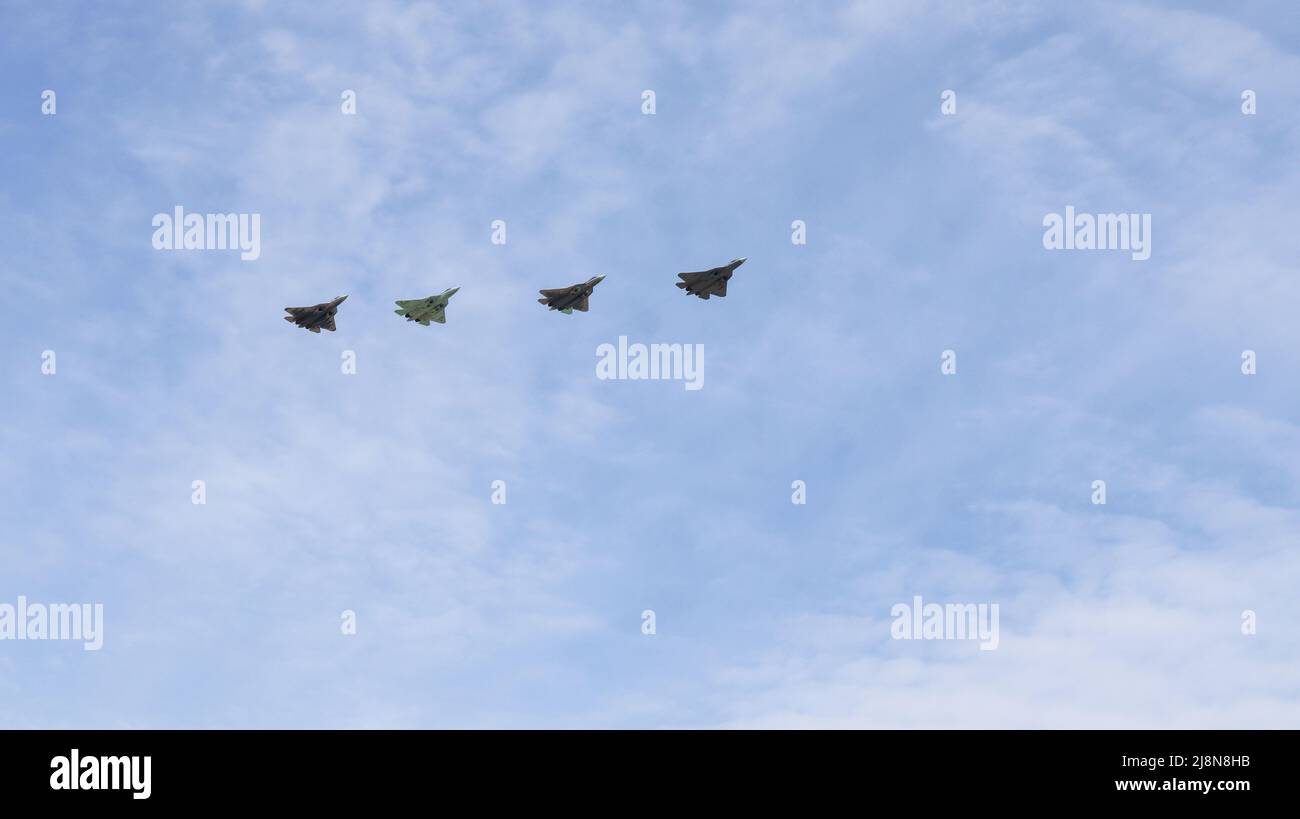 Moskau, Russland, 2022. Mai: Vier Su-57 Kämpfer - Flugzeuge, die an der Hauptprobe der Militärparade zu Ehren des Sieges in der Großen Patri teilnehmen Stockfoto