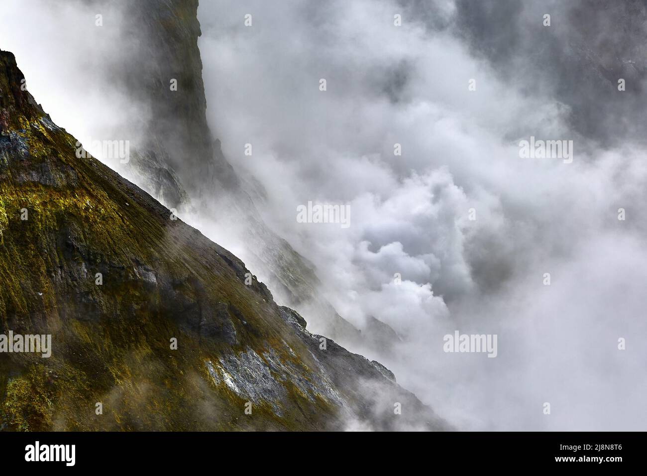 Raue Berglandschaft mit vulkanischen Dampfwolken Stockfoto