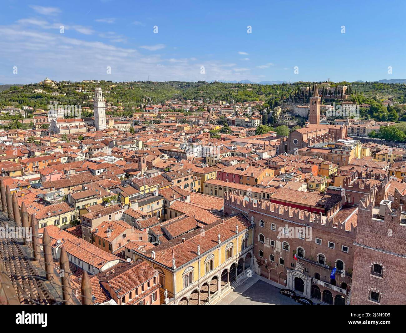 Von der Torre dei Lamberti, Verona aus auf Verona herabzusehen Stockfoto