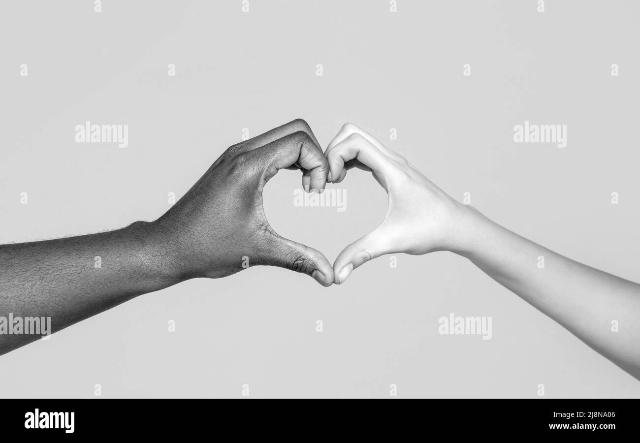 Menschen verschiedenen Hautfarben setzen ihre Hände zusammen, so dass Herzform auf weißem Hintergrund. Schwarz und Weiß Stockfoto