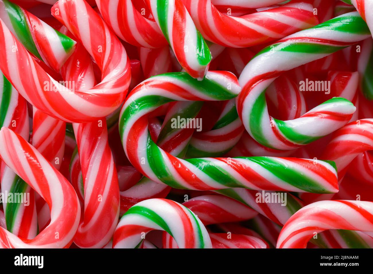Kleine Candy Cane Stapel Hintergrund Nahaufnahme. Stockfoto