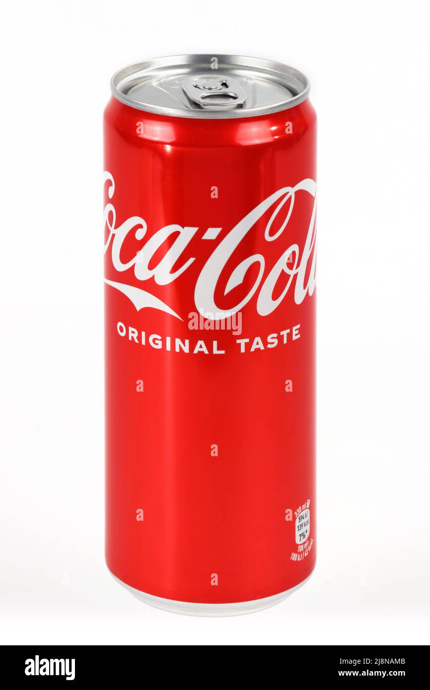 Jahr 2022, USA, AluminiumDose von Coca Cola auf weißem Hintergrund Stockfoto