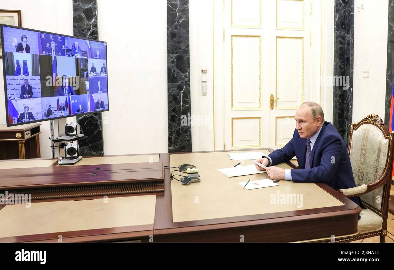 Moskau, Russland. 17.. Mai 2022. Der russische Präsident Wladimir Putin leitet vom Kreml am 17. Mai 2022 in Moskau, Russland, eine Videokonferenz zum Zustand der Ölindustrie in Russland. Quelle: Mikhail Metzel/Kremlin Pool/Alamy Live News Stockfoto